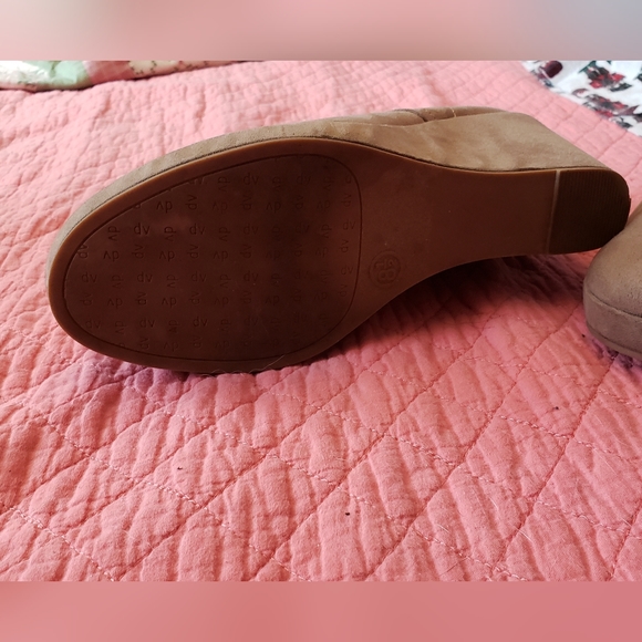 Light tan DV booties - Picture 5 of 7